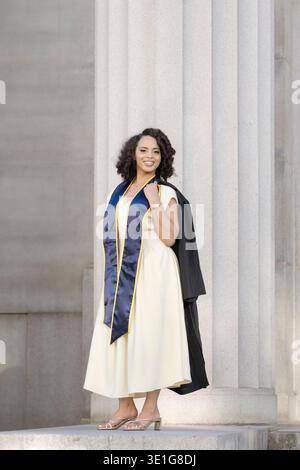 Confiant Berkeley Graduate debout par colonnes de campus classiques Banque D'Images
