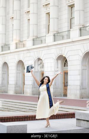 Joyeux Berkeley Graduate célébrant devant Campus Arches Banque D'Images
