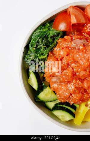 Poke bol avec tartare de saumon sur un fond blanc isolé pour le menu Banque D'Images