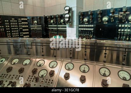 Gros plan sur les vieux cadrans de la salle de contrôle B de la centrale électrique de Battersea, Londres, Angleterre Banque D'Images