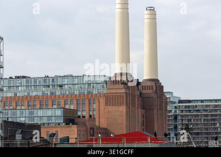 Les cheminées emblématiques de la centrale électrique de Battersea avec le lève-personnes en verre 109 surgissant du sommet, Londres, Angleterre Banque D'Images