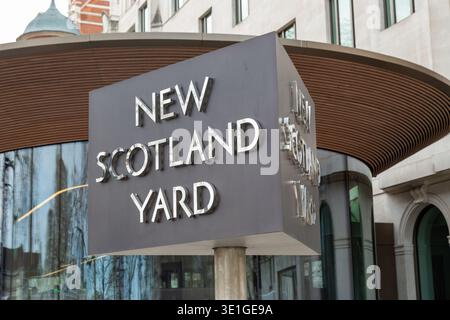 L'emblématique panneau rotatif situé à l'extérieur de New Scotland Yard à Londres, en Angleterre Banque D'Images