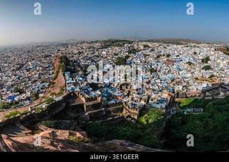 Une large perspective du fort de Mehrangarh montre le paysage urbain tentaculaire de Jodhpur qui s'étend vers les collines au loin. Banque D'Images