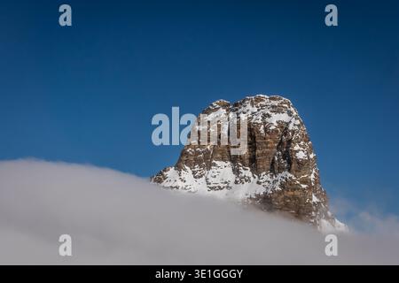 Le cône du sommet du Cervin jette un coup d'œil au-dessus du brouillard matinal d'hiver pour nous montrer sa majesté incroyable. Banque D'Images