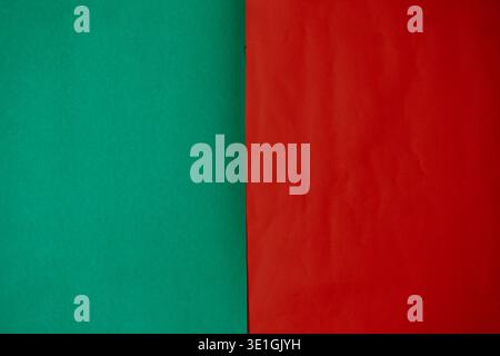 Un fond abstrait rouge et vert éclatant offrant une palette de couleurs festives ou contrastées. Cette image minimaliste est parfaite pour divers proj de design Banque D'Images