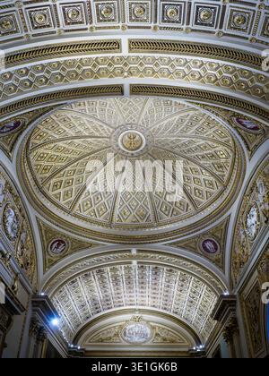 Plafond richement décoré dans la salle Niobe de la Galerie Ufizi - Florence, Italie Banque D'Images