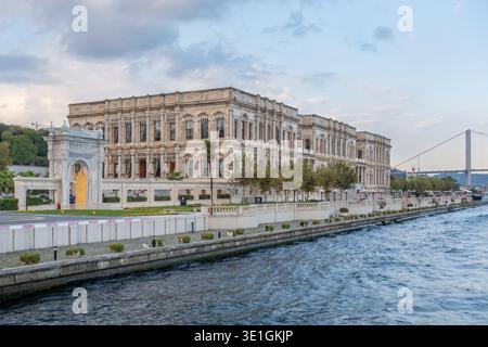 Façade du front de mer du palais Dolmabahce vue depuis le Bosphore à Istanbul, Turquie, présentant une architecture ottomane ornée sous la douce lumière du soir Banque D'Images