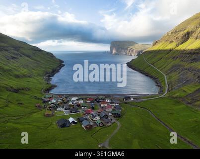 Belle vue aérienne sur le village de Tjornuvik au milieu des montagnes de l'île Féroé Banque D'Images
