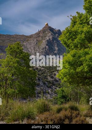 Le dôme radar distinctif qui couronne Puig Major s'élève au-dessus de la végétation méditerranéenne dans ce paysage spectaculaire des îles Baléares, mettant en valeur le plus haut sommet montagneux de Majorque. Banque D'Images