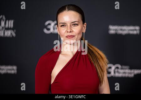 14 mars 2026, Berlin : Kate Brown d'Artnet News vient au gala 'Une nuit à Berlin' du Hamburger Bahnhof pour son 30ème anniversaire. Photo : Fabian Sommer/dpa Banque D'Images