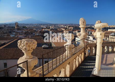 Catane ville en Sicile, Italie. Paysage urbain ensoleillé depuis le toit de l'église avec le volcan Etna. Banque D'Images