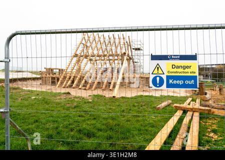 Danger chantier de construction panneau d'interdiction d'entrer sur la clôture métallique Banque D'Images