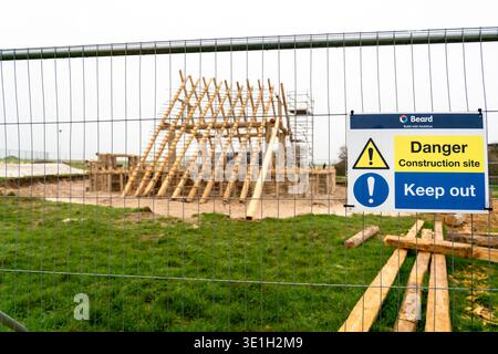 Danger chantier de construction panneau d'interdiction d'entrer sur la clôture métallique Banque D'Images