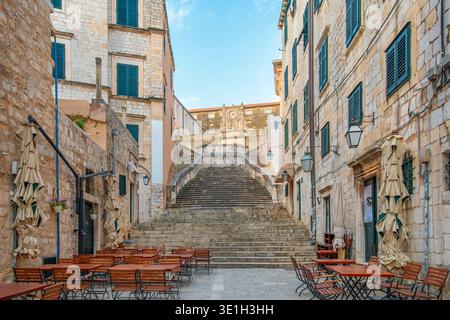 Escalier baroque en pierre dans la vieille ville de Dubrovnik menant à l'église d'Ignatius avec des bâtiments en calcaire sur une rue étroite à l'architecture traditionnelle Banque D'Images