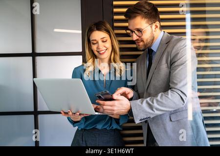 Équipe mixte d'ingénieurs logiciels brainstorming d'idées. Divers développeurs d'applications collaborant en tant que groupe Banque D'Images