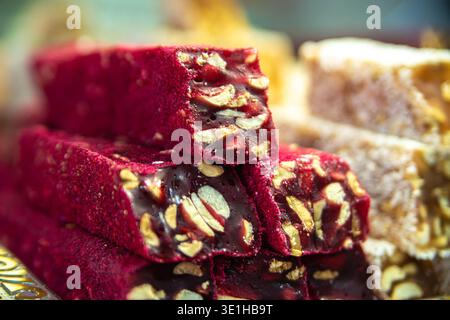 Un gros plan capture des morceaux appétissants de délices turcs avec des noix, mettant en valeur les couleurs vives et la texture des bonbons orientaux. premier plan là Banque D'Images