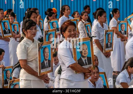 Les Cambodgiens pleurent la mort du roi Norodom Sihanouk lors d'une procession en son honneur. Phnom Penh, Cambodge. © Kraig Lieb Banque D'Images