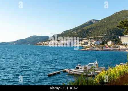 Neum, Bosnie-Herzégovine - 18 octobre 2020 : vue panoramique sur le littoral de la mer Adriatique et la ville côtière de Neum en Bosnie-Herzégovine Banque D'Images