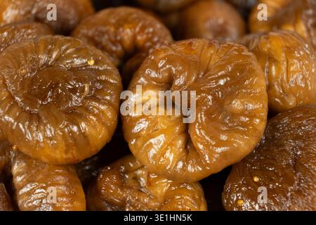 Pile de figues sucrées bio séchées au soleil, vue de dessus macro Banque D'Images