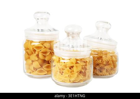 Différents types de pâtes dans des pots isolés sur fond blanc. Vue de dessus Banque D'Images