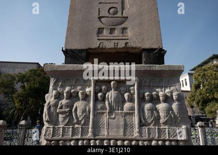 Monument historique en pierre présentant des sculptures en relief sculptées de figures humaines sur la base avec un obélisque haut surmonté de symboles anciens. Le monument St Banque D'Images