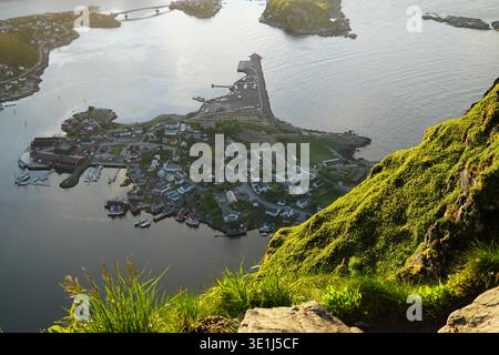 Port de village côtier avec des bateaux et brise-lames vue depuis la colline surplombant le rivage de l'île et la mer environnante. Banque D'Images