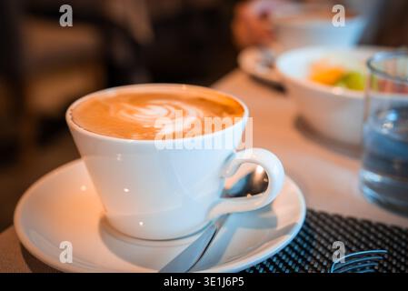 Cappuccino avec latte art dans le restaurant italien Alps Lodge Banque D'Images