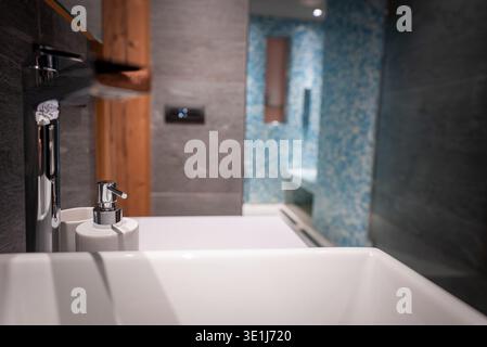 Salle de bains moderne avec lavabo blanc et robinet chromé à San Domenico Banque D'Images