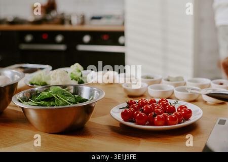 Légumes frais et ingrédients disposés sur la table pendant la préparation du cours de cuisine Banque D'Images