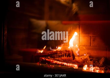 Feu de bois crépitant dans une cheminée en brique, San Domenico, Alpes italiennes Banque D'Images