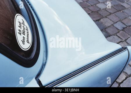 Photo historique d'un Trabbi avec l'autocollant J'ai fait le West test !, vraisemblablement à Berlin, 1990, Allemagne Banque D'Images