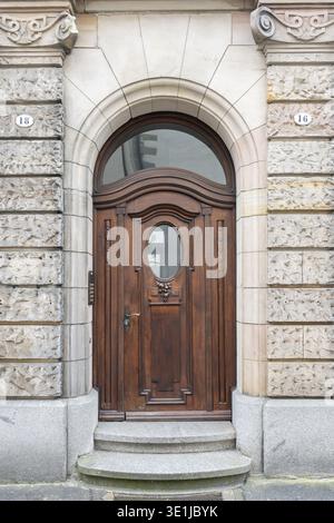 Porte en bois élégante, porte voûtée avec fenêtre ovale dans un cadre décoratif dans la vieille ville historique de Constance, artisanat traditionnel, quartier de Banque D'Images