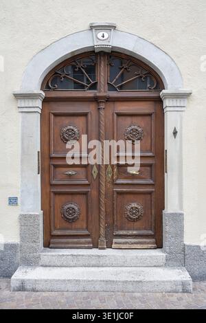 Élégante porte en bois avec des panneaux décorés et un cadre en pierre naturelle dans la vieille ville historique de Constance, artisanat traditionnel, quartier de Cons Banque D'Images