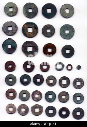 Le scan de Lars Bo Christensen capture diverses formes des anciennes pièces de monnaie chinoises Ban Liang (), importantes pour étudier l'évolution de la monnaie chinoise. Ces pièces ont été instrumentales pendant la dynastie des Han occidentaux. Banque D'Images