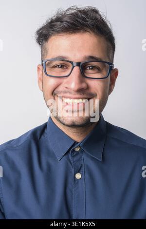 Studio shot du jeune bel homme d'affaires iranien sur fond blanc Banque D'Images