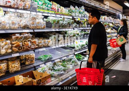 Melbourne, Australie. 16 mars 2026. Un acheteur regarde les légumes au supermarché Coles. La hausse des prix du carburant et de l'inflation exercent une pression croissante sur les budgets des ménages dans toute l'Australie, avec des coûts de transport plus élevés qui devraient faire grimper les prix des supermarchés et des épiceries dans les mois à venir. (Photo de Ye Myo Khant/SOPA images/Sipa USA) crédit : Sipa USA/Alamy Live News Banque D'Images