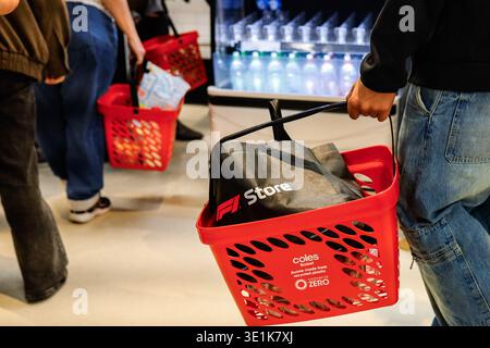 Melbourne, Australie. 16 mars 2026. Les acheteurs sont vus en train de naviguer au supermarché Coles. La hausse des prix du carburant et de l'inflation exercent une pression croissante sur les budgets des ménages dans toute l'Australie, avec des coûts de transport plus élevés qui devraient faire grimper les prix des supermarchés et des épiceries dans les mois à venir. (Photo de Ye Myo Khant/SOPA images/Sipa USA) crédit : Sipa USA/Alamy Live News Banque D'Images