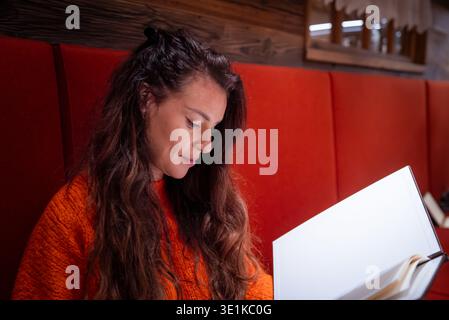 Salami finement coupé sur planche rustique dans un cadre alpin de luxe Banque D'Images