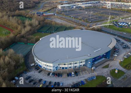 Image aérienne du toit en aluminium unique de la Bolton Arena, surplombant le vaste complexe sportif et commercial Middlebrook dans le Lancashire. Banque D'Images