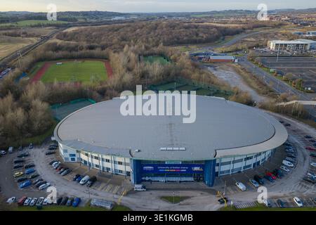 Image aérienne du toit en aluminium unique de la Bolton Arena, surplombant le vaste complexe sportif et commercial Middlebrook dans le Lancashire. Banque D'Images