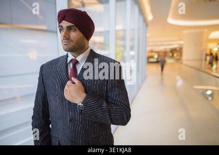 Portrait of young handsome businessman wearing turban sikh indiens tout en explorant la ville de Bangkok, Thaïlande Banque D'Images