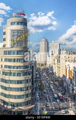 Madrid, Espagne - 30 novembre 2021 : vue aérienne de Gran via avec l'emblématique panneau Schweppes sur le Capitole de Madrid, mettant en valeur la ville animée Banque D'Images