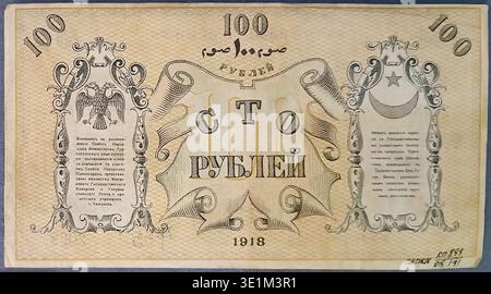 Billet de 100 Rubl émis en 1918 par le Soviet du Turkestan à Tachkent pendant la guerre civile russe. Le document photographique d'archives documente la monnaie historique comme un objet numismatique. Ce tirage photographique historique constitue une référence pour les études d'histoire économique et politique. Banque D'Images