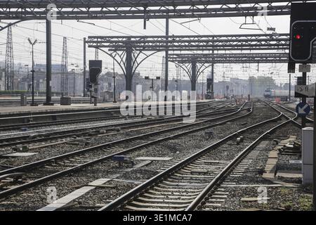 Les voies ferroviaires et les trains dans la gare sud de Bruxelles Banque D'Images