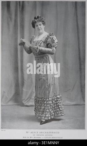 Auguste Bert (1856-1937) est un photographe français associé à des périodiques illustrés au début du XXe siècle. Alice Archainbaud apparaît dans le numéro de décembre 1910 de la publication française le Théâtre, numéro 287. L'image d'archive enregistre la photographie de portrait publiée dans le magazine illustrant des personnalités théâtrales de l'époque. Banque D'Images
