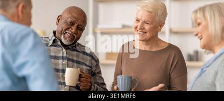 Les amis se réunissent dans un espace chaud partageant café et rire au cours d'un week-end après-midi Banque D'Images