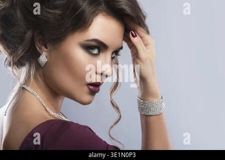 Portrait de femme magnifique qui porte de beaux bijoux Banque D'Images