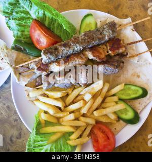 Les brochettes mélangent des kebabs arabes dans le restaurant de rue jordanien Banque D'Images