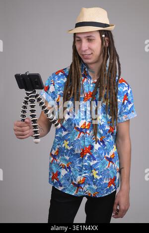 Studio shot de jeune homme de tourisme beau avec des dreadlocks sur fond blanc Banque D'Images