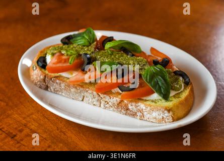Bruschetta au pesto, tomate, basilic et olives Banque D'Images